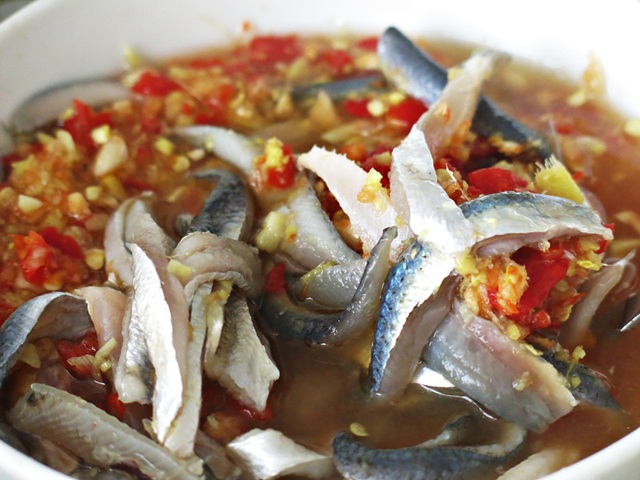 Mắm Nam Ô là gia vị làm nên những đặc sản trứ danh của làng biển ngoại ô Đà Nẵng như món gỏi cá trích